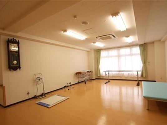 光が差し込むトレーニング室