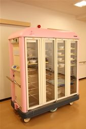 ピンクの配膳車