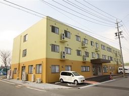 黄色い建物のエントランス