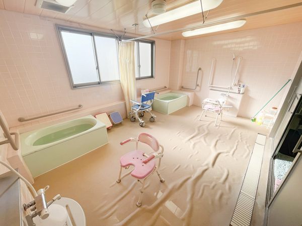 バリアフリー設計の浴室