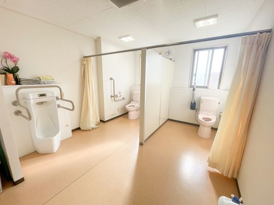 明るいケア施設の浴室