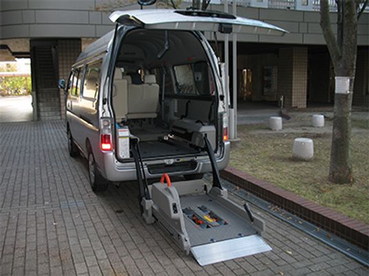 車椅子用スロープ付き車両