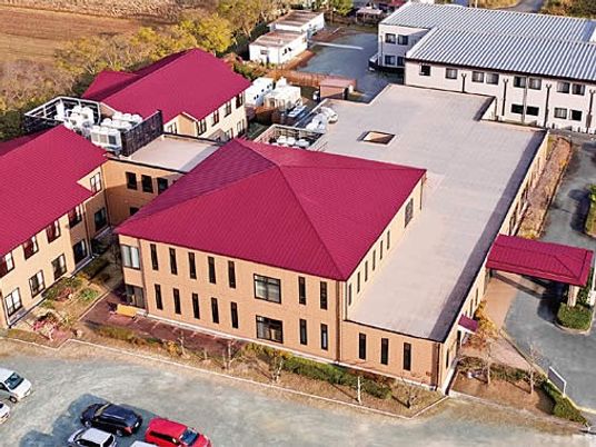 赤い屋根の建物外観  