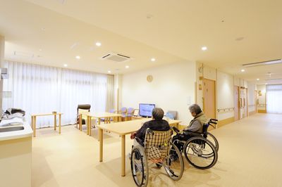 車椅子の利用者がいる明るい空間