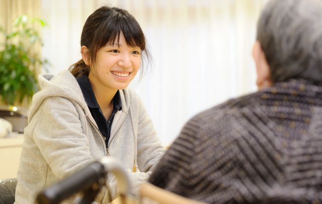 笑顔で話すスタッフ