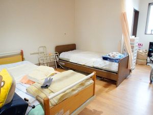 明るい居室の2台のベッド  
