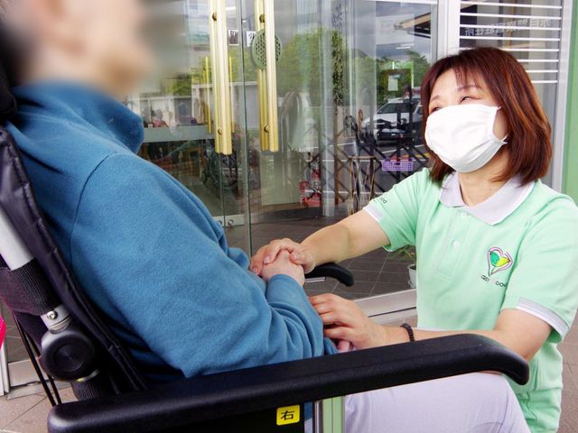 至福のエントランス エントランス 明るいエントランスで、スタッフが利用者に寄り添い、心温まる応対をしています。