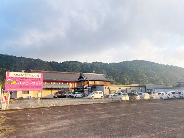 看板の施設前景 看板 広々とした駐車場からアクセスできる、緑豊かな環境に囲まれた施設です。