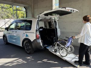 福祉車両と職員  