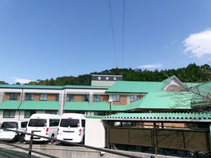 緑屋根の建物外観  