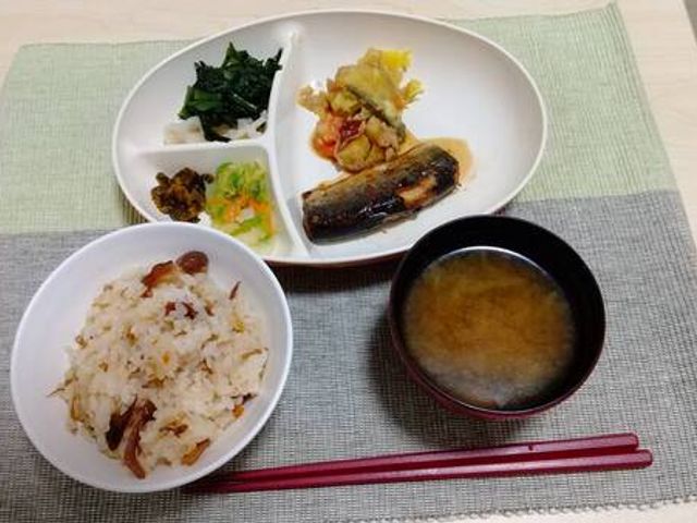食事例のプレート 料理 バランスの取れた和食メニューです。豊富な食材を使い、栄養面にも配慮された食事が提供されています。