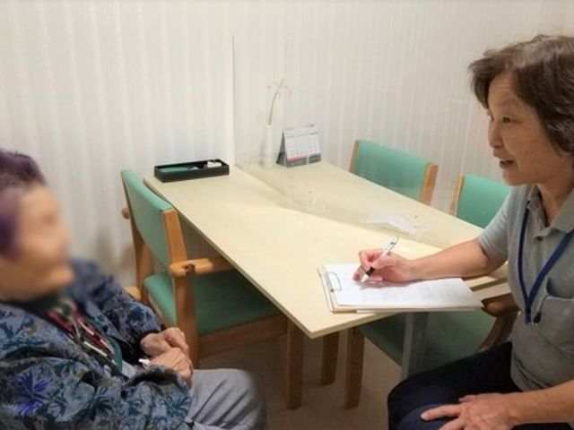 温かな相談スペース スタッフイメージ   利用者とスタッフが和やかに会話できる、温かみのある相談スペースです。
