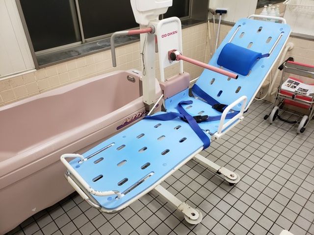 浴室の様子 浴室 丁寧に設置されたリフト付き設備で、入浴の補助が容易です。安全性と快適さを提供します。