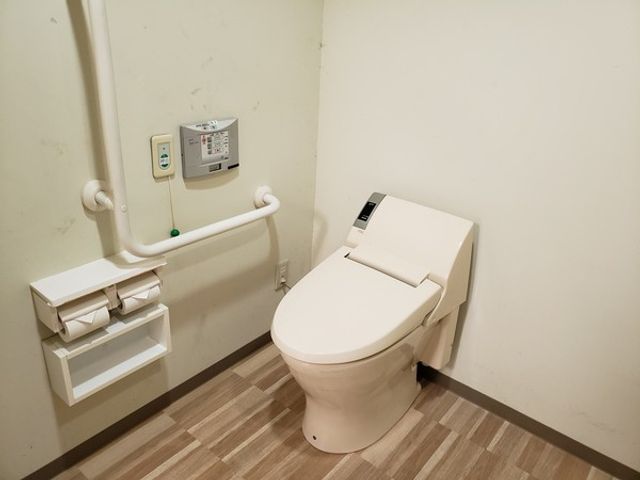 シンプルなトイレ トイレ 安心して利用できるシンプルな空間です。清潔感のある設備が整っています。