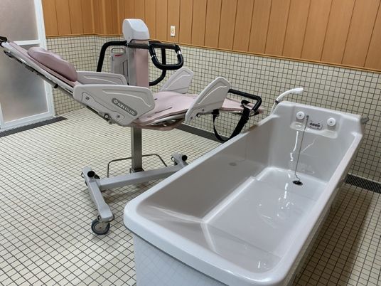 機械浴の浴室  
