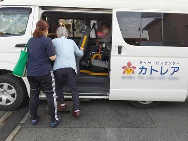 人の乗り降り 外観 利用者の乗り降りをサポートするシーンで、働きがいも感じられる環境です。