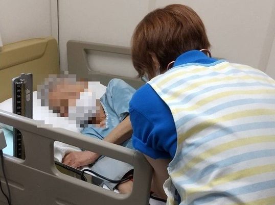 入居者を世話する場面の居室  