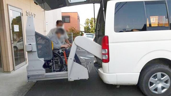 車椅子対応の送迎車  