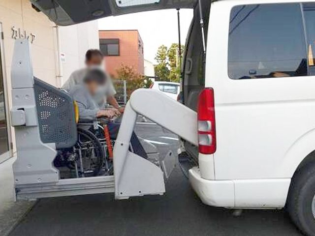 車椅子対応の送迎車 外観   車椅子の方でも快適に乗降できる送迎体制が整っています。安心して働ける環境です。