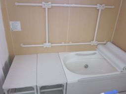 バリアフリー設計の浴室