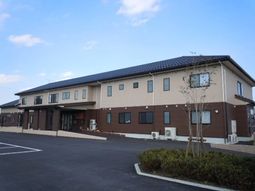 茶色い建物の外観