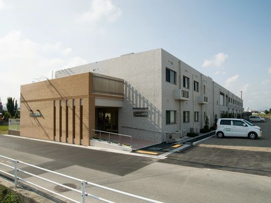明るい外観の建物前  