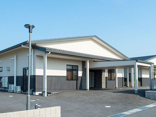 明るい建物の外観  