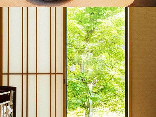 明るい和室の窓辺  