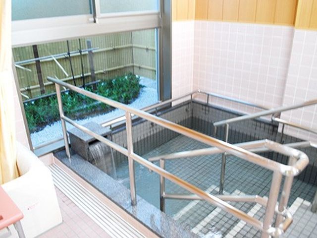 手すり付きの浴槽 浴室 手すり付きで安全性が考慮された浴槽です。自然光が入る明るい雰囲気で安心して利用できます。