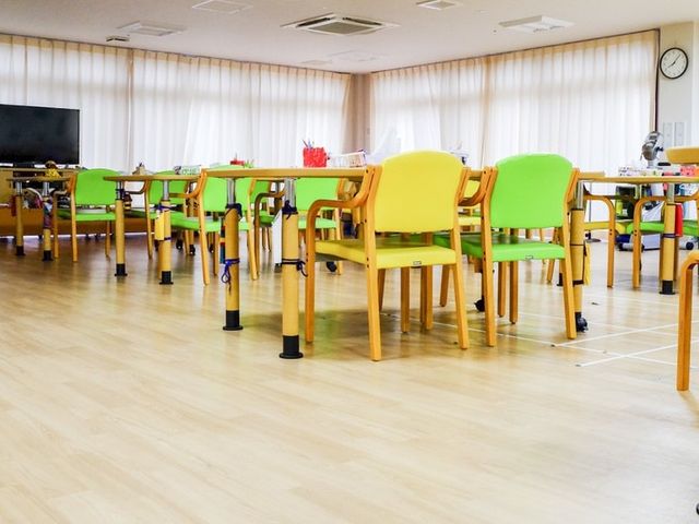 明るい食堂 食堂   大きな窓から自然光が入る、明るく広々とした食堂です。色違いの椅子が並び、ゆったり過ごせる雰囲気です。