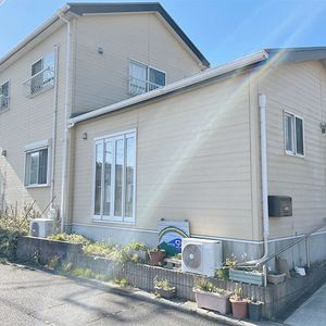 日の当たる建物外観