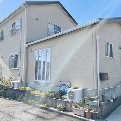 日の当たる建物外観