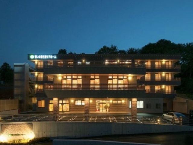 暖かい灯りの外観 施設夜景 夕暮れ時に照らされた建物は、温もりある雰囲気を醸し出し、訪れる人々を温かく迎え入れます。静かな環境に包まれた立地で、ゆったりとした時間を過ごすことができるでしょう。