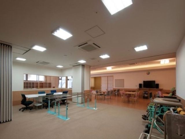 広々とした明るい空間 トレーニング室 多機能を備えた広々とした部屋です。様々なレクリエーションや活動が楽しめる環境をご提供しています。