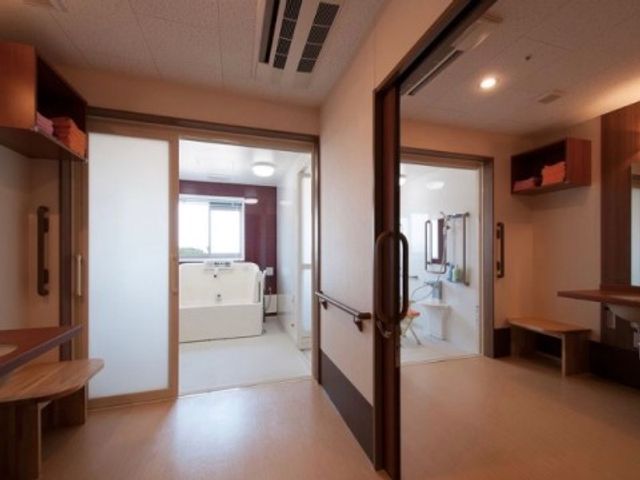 清潔な居室の入口 脱衣所 ゆとりを感じる居室入口は、明るく開放的な作りになっており、プライバシーもしっかり保護されています。最適な就業環境をお探しの方に、安心と快適さを提供いたします。