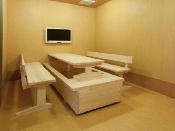 木製の椅子とテーブルがある部屋