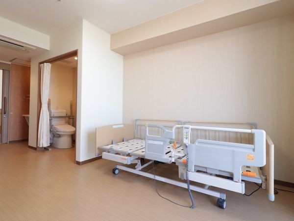 快適な居室のベッドとトイレ