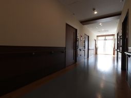 広々とした明るい廊下