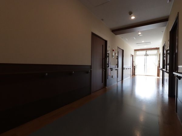 広々とした明るい廊下