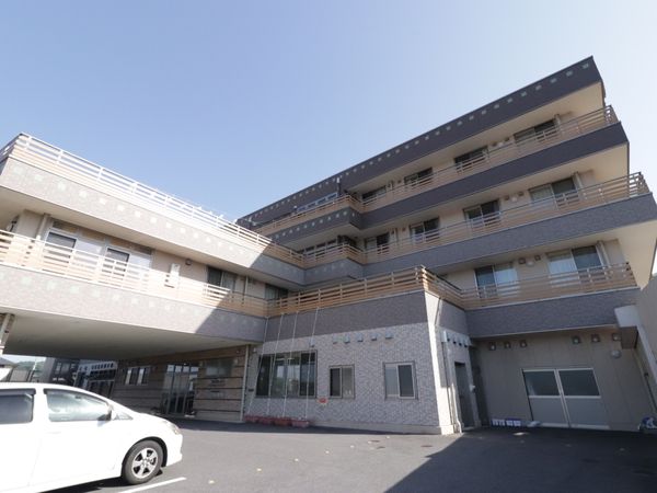 明るい日差しの施設外観