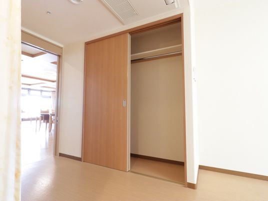 広々とした明るい居室