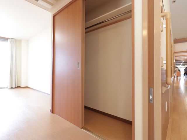 広々とした居室の扉 居室 ゆとりのあるスペースが特長の居室は、プライバシーを尊重しながら快適な生活を支援しています。明るく開放的な雰囲気の中、新しい仲間との出会いもあります。