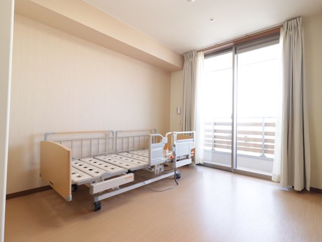 明るい居室の雰囲気 居室 日当たりの良い広々とした居室です。窓辺では穏やかな時間をお過ごしいただけます。