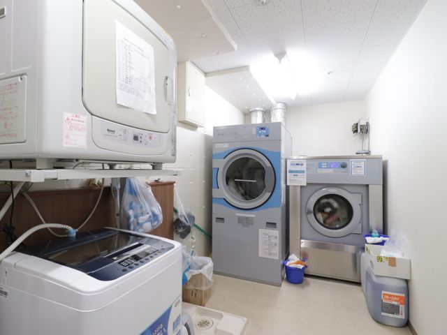 洗濯機の並ぶ部屋 ランドリールーム 清潔感のある洗濯スペースです。日常の布団や衣類など、快適な生活のための丁寧なお手入れが行えます。