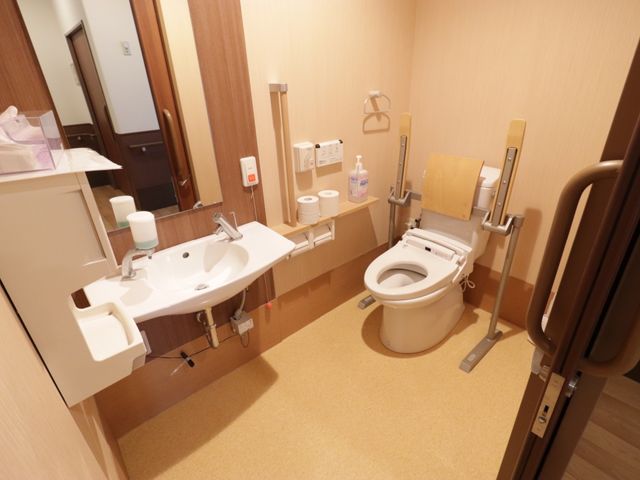 バリアフリー設計のトイレ トイレ 手すりが設置された清潔感のあるトイレです。利用者の安全と快適性を考えた設計となっており、安心してご利用いただけます。