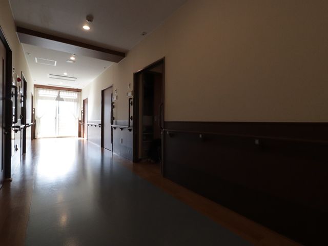 廊下の明るい雰囲気 廊下 床から天井にかけてのクリアな空間が広がる廊下です。光が差し込む開放的なデザインが快適な環境を提供しています。