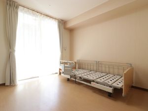 居室のベッドと窓