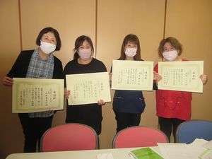 賞状を持つ職員の集合  