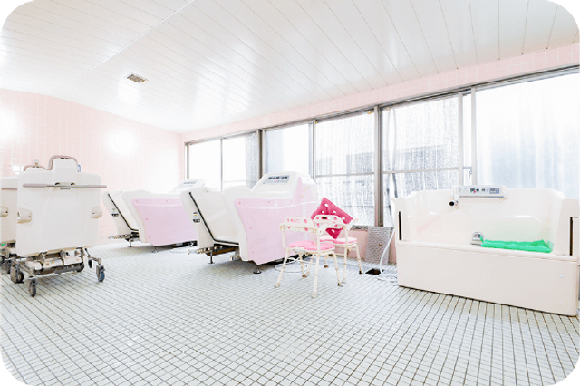 明るいバリアフリー浴室 浴室 広々とした明るい浴槽が並び、介助がしやすい設計になっています。安全で快適なケアが可能です。