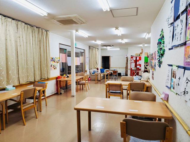 広々とした共有スペース 多目的室 広々とした空間で、壁にはさまざまな作品が飾られており、交流やリラックスに最適です。